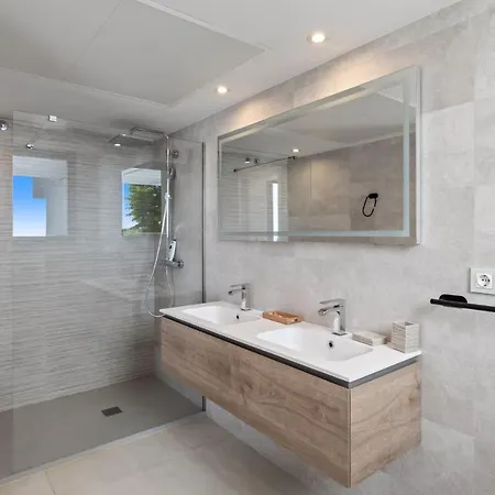 Nirvana - Pool, Jacuzzi, Terrace & Sea View Villa Fuengirola
