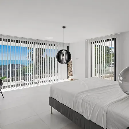 Nirvana - Pool, Jacuzzi, Terrace & Sea View Villa Fuengirola
